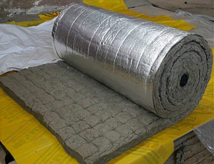 Stone wool on a foil substrate in a roll