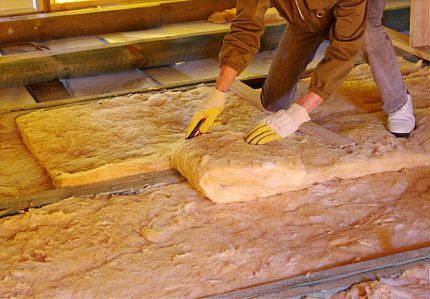 The master puts the roll insulation
