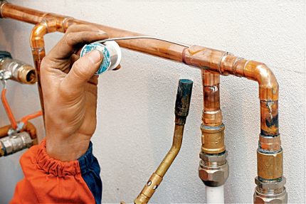 Master solders a copper pipe with solder