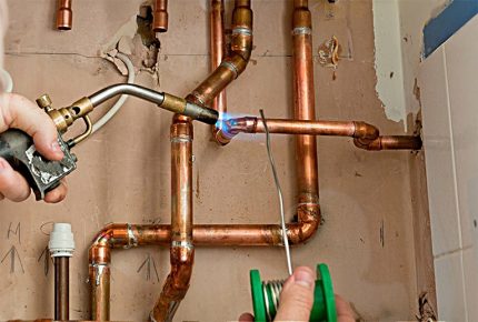 Soldering of copper pipes with solder