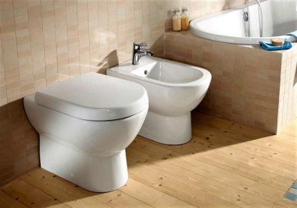 Toilet mangkok na may integrated reservoir