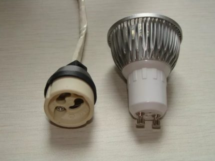Lampas ar ligzdu GU10 un GZ10