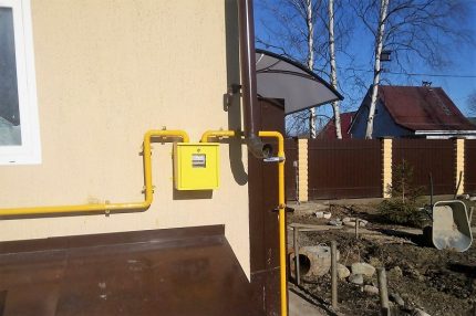 Medidor de gas en la pared de una casa