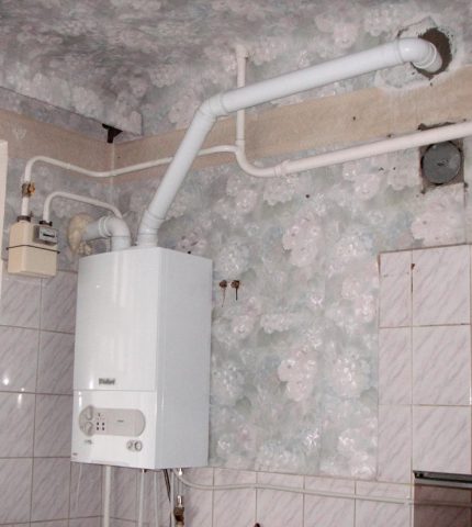 Instalación de una caldera de gas de pared.