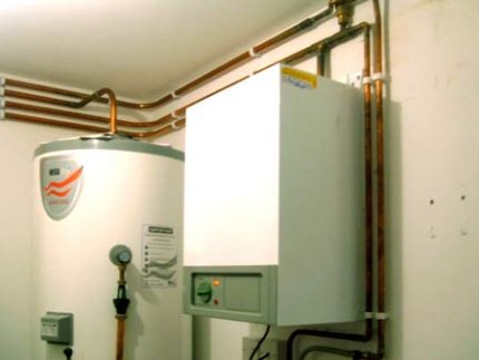 Single-circuit gas boiler and boiler