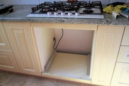 Niche for a gas oven