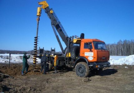 Mobile drilling rig