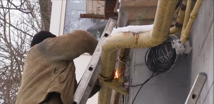 El técnico hace un pinchazo en una tubería de gas.