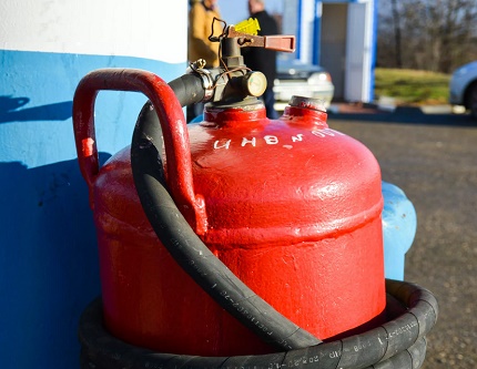 Proces plnění plynové láhve