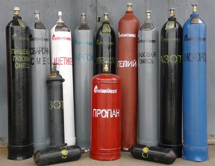 Painting gas cylinders