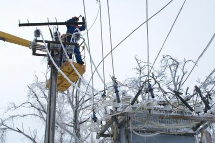 Electricians eliminate the effects of freezing rain