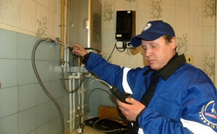 Vérification de l'équipement interne du gaz par un artisan