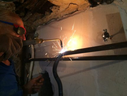 Self-installation of gas pipes in the apartment