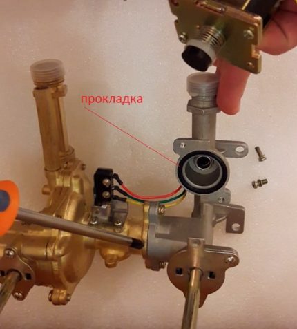 Gas valve skirt gasket