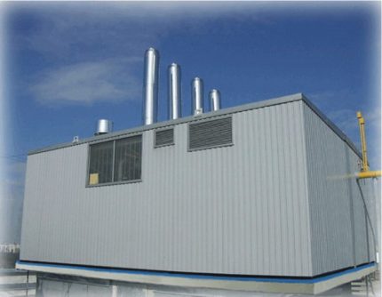 Λεβητοστάσιο για εξοπλισμό αερίου στην οροφή ενός πολυώροφου κτηρίου