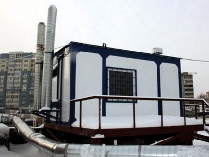 Chaudière à gaz sur le toit d'un immeuble à plusieurs étages
