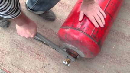 Unscrewing the valve using a gas key