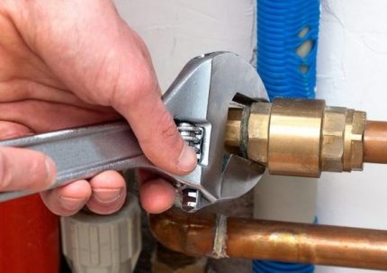 Threaded connection of copper pipes