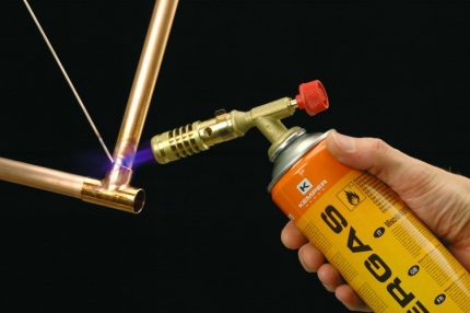 Soldering a copper pipe with solder