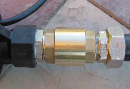 Zpětný ventil na ponorném čerpadle