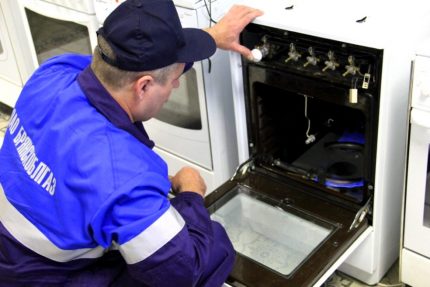 Gorgaz specialist checks the condition of the oven