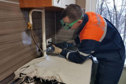 Slotenmaker repareert een gasleiding