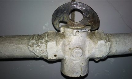 Cork gas valve