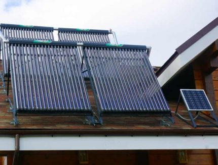 Kolektory słoneczne na dachu prywatnego domu