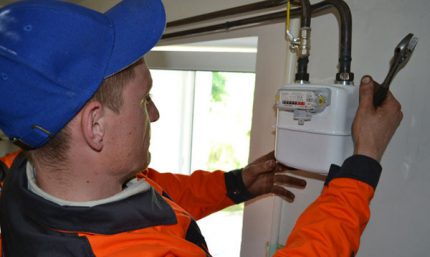 Pag-install ng isang metro ng gas ng isang espesyalista