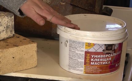 Heat-resistant mastic for stoves and fireplaces