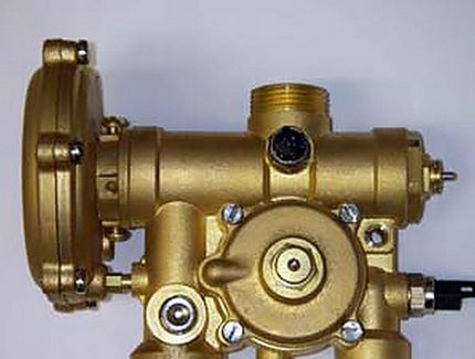 Three way hydraulic valve