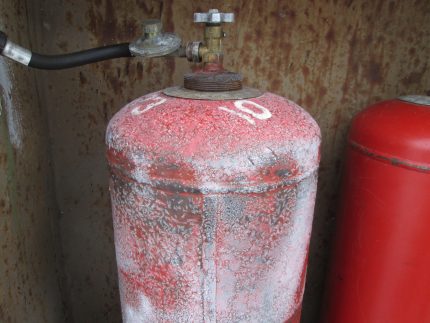 What to do if the gas cylinder starts to become covered with hoarfrost