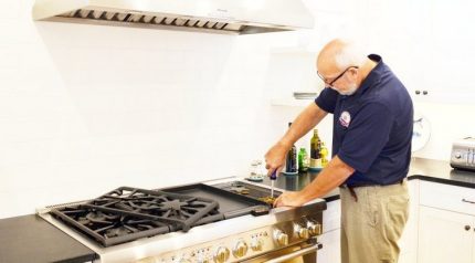 Un spécialiste répare une cuisinière à gaz