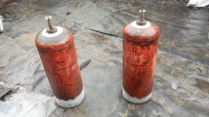 Gas cylinders with frozen bottom