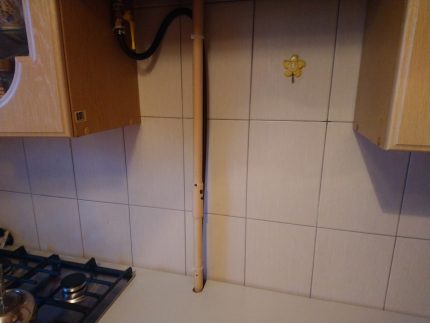 Virtuves mēbeļu atrašanās vieta attiecībā pret gāzes cauruli