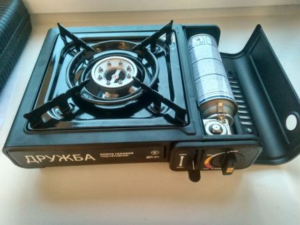 Portable gas stove with cylinder