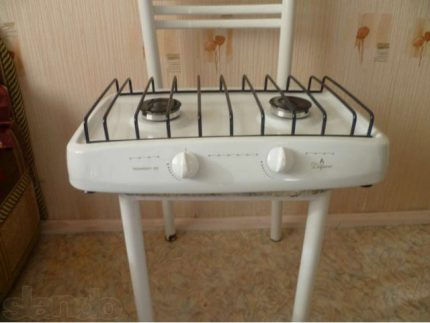 Gasfornuis zonder oven op een stoel