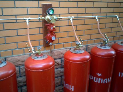 Connection of several gas cylinders through a metal ramp