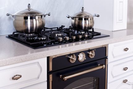 Table de cuisson à gaz avec casseroles