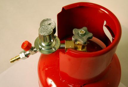 La caja de engranajes está conectada a la válvula del cilindro.