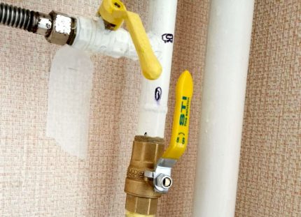 Gas taps on pipes