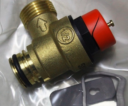 Safety valve for equipping a gas boiler