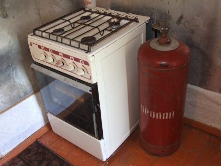 La estufa está conectada a un cilindro de gas.