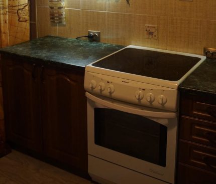 Електрическа печка във вътрешността на кухнята