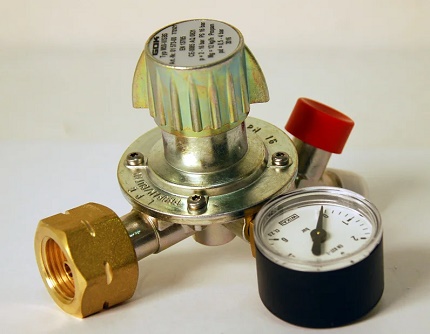 Regulador de presión de gas con tornillo de ajuste
