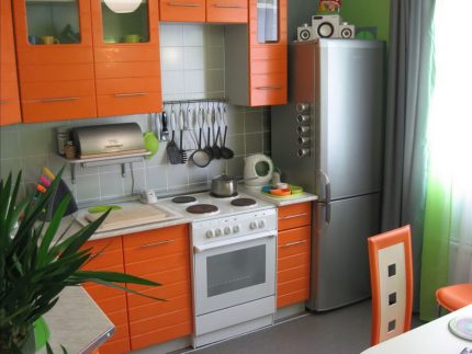 Table de chevet entre réfrigérateur et cuisinière
