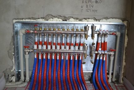 Combined heating system manifold