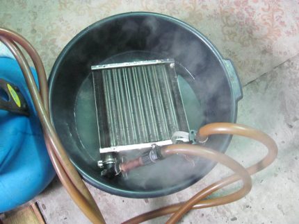 Enjuagar el intercambiador de calor en una solución química.