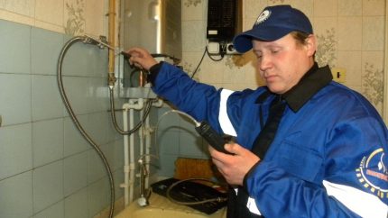 Gas inspection by a gas service specialist