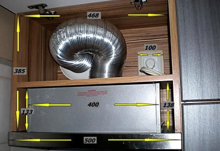 Cooker hood in the cabinet